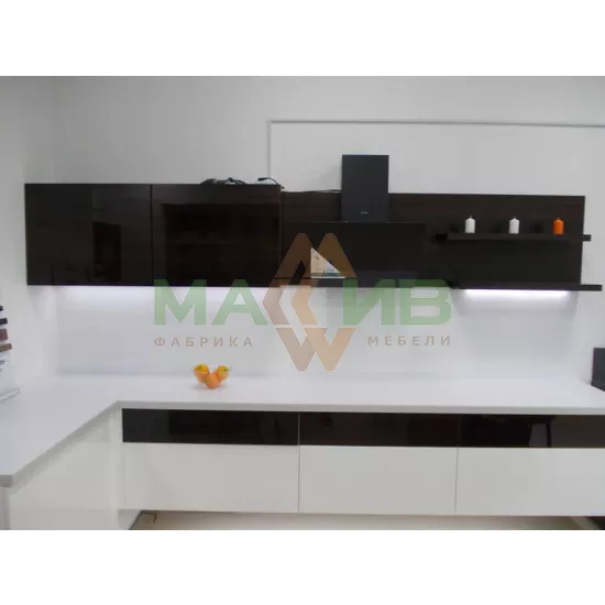 Кухня с фасадами МДФ эмаль шлянец + шпон «Эвкалипт» в глянце